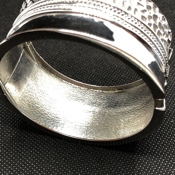 Hammered Giraffe Print Bracelet Silver Tone Rope Wide Statement 7" Hinged Bangle - Picture 5 of 7